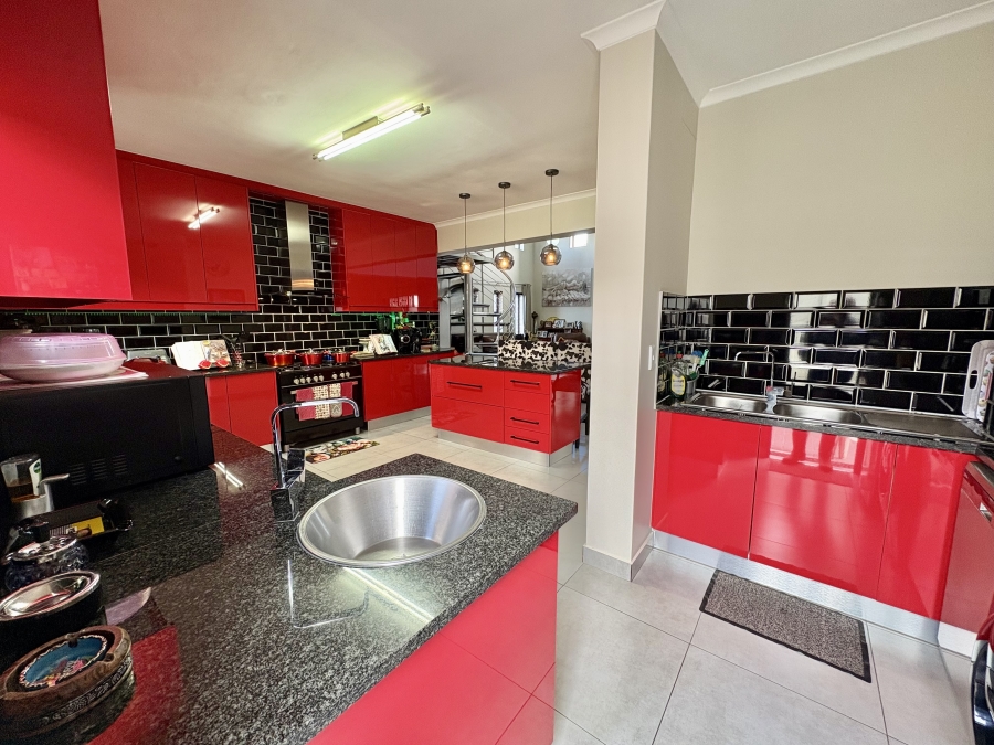 5 Bedroom Property for Sale in Parklands North Western Cape